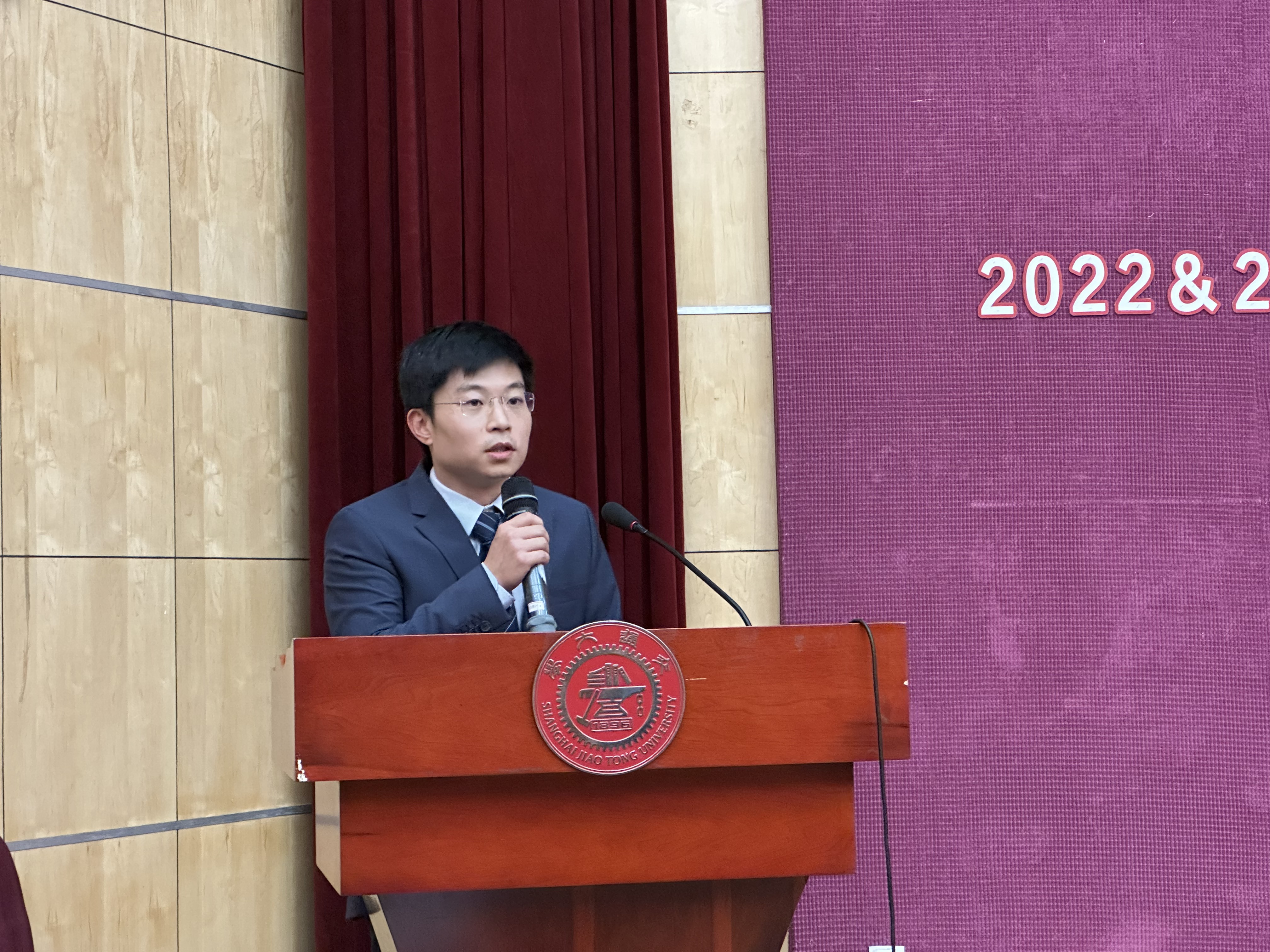 图16冷静文老师发表获奖感言.jpg